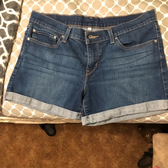 Levi’s Mid Rise Shorts - Picture 2 of 5
